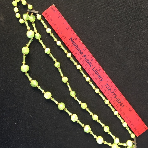 Retro Vintage Green Lucite Triple Strand Necklace - Picture 5 of 6